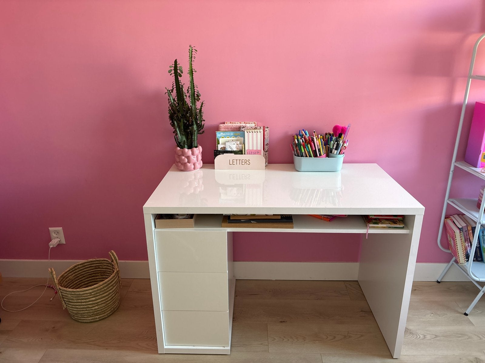Gratis Bureau genua leenbakker wit hoogglans, Huis en Inrichting, Ophalen, Gebruikt, 110 cm, Met lades
