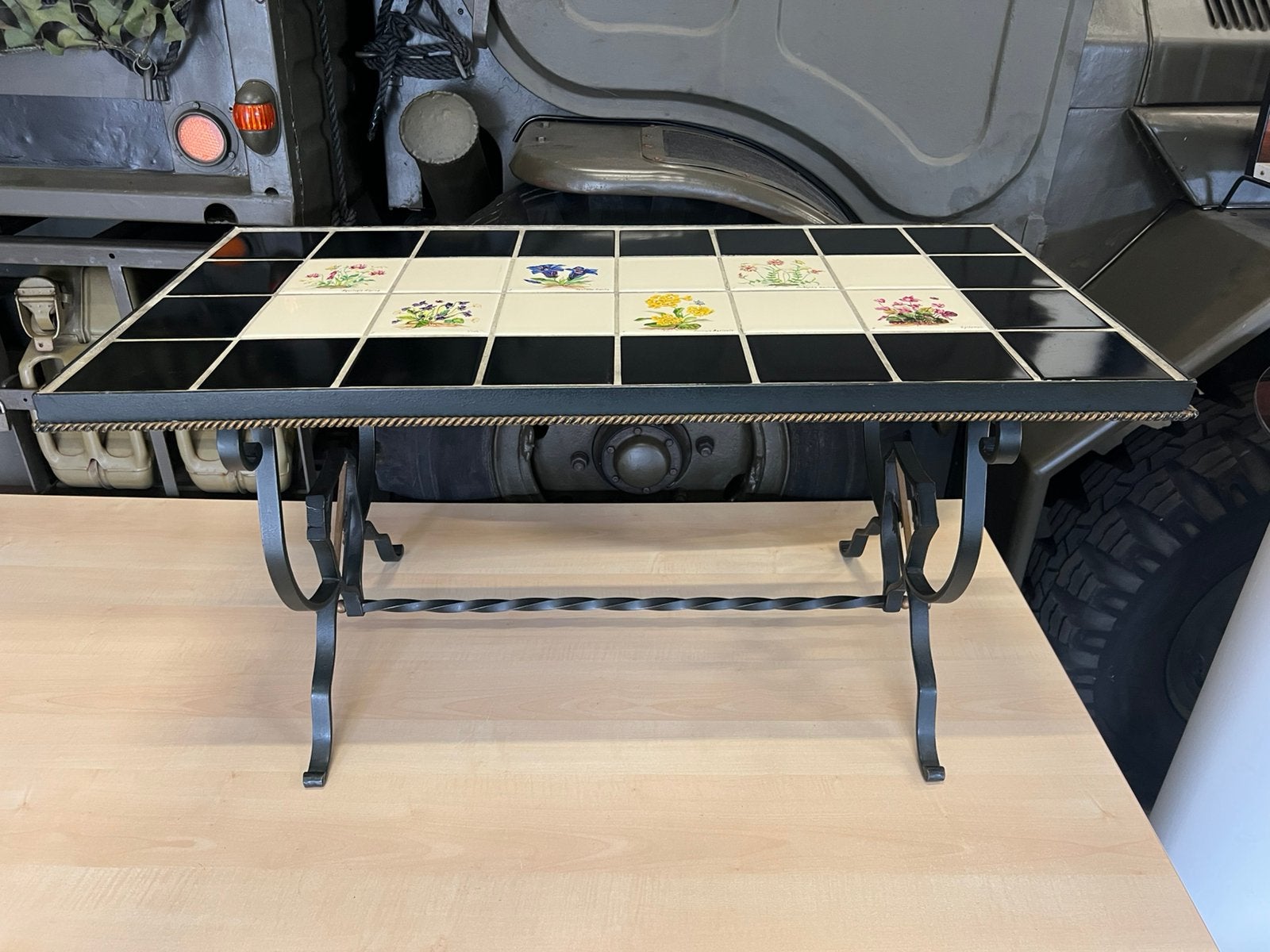 Perfecte Grote Klassieke SALONTAFEL TEGELTAFEL met 32 tegels, Ophalen