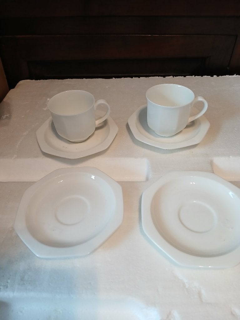 Astoria Weiss bone China porseleinen koffiekop met schotels, Ophalen of Verzenden, Zo goed als nieuw, Porselein, Kop en/of schotel
