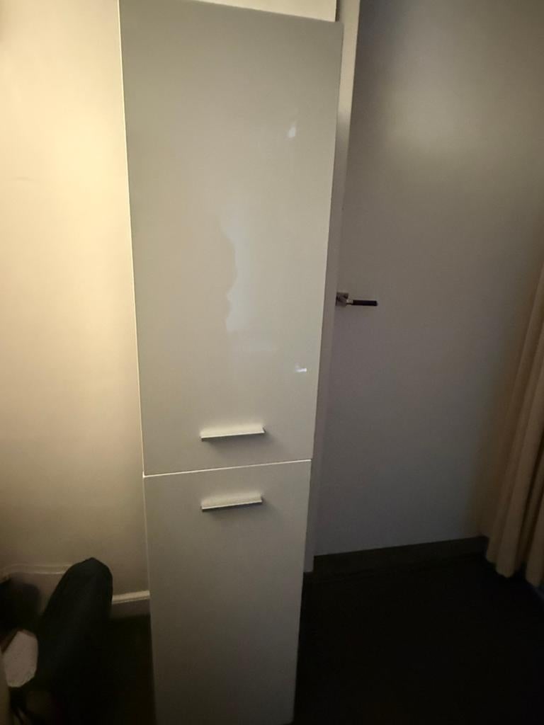 Nette witte kolomkast hoogglans, Ophalen, 50 tot 100 cm, Zo goed als nieuw, Minder dan 100 cm
