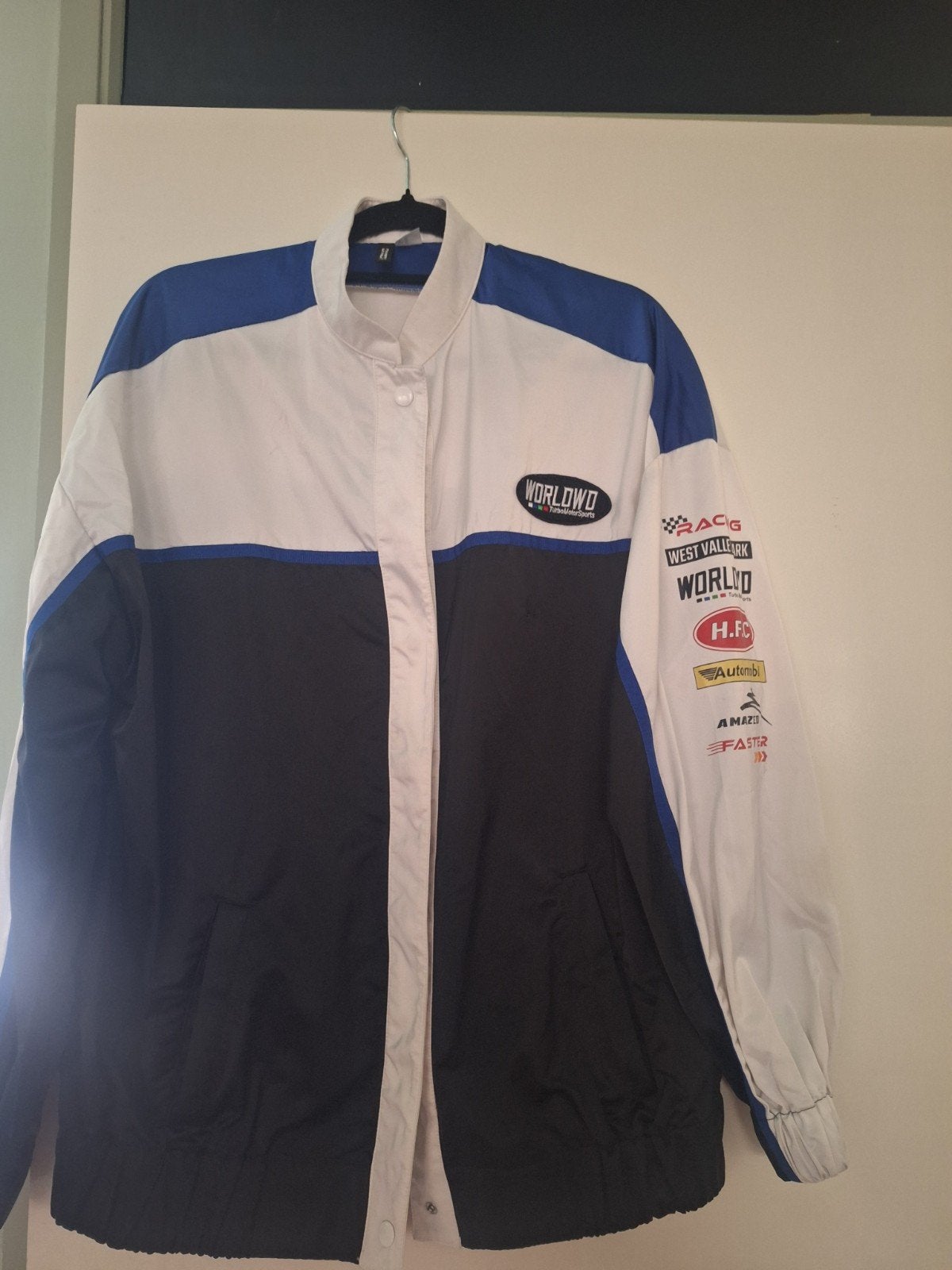 H&M Divided Racing Jacket - Zwart, Wit, Blauw, Meerkleurig, Zo goed als nieuw, Maat 46 (S) of kleiner, H&M Divided