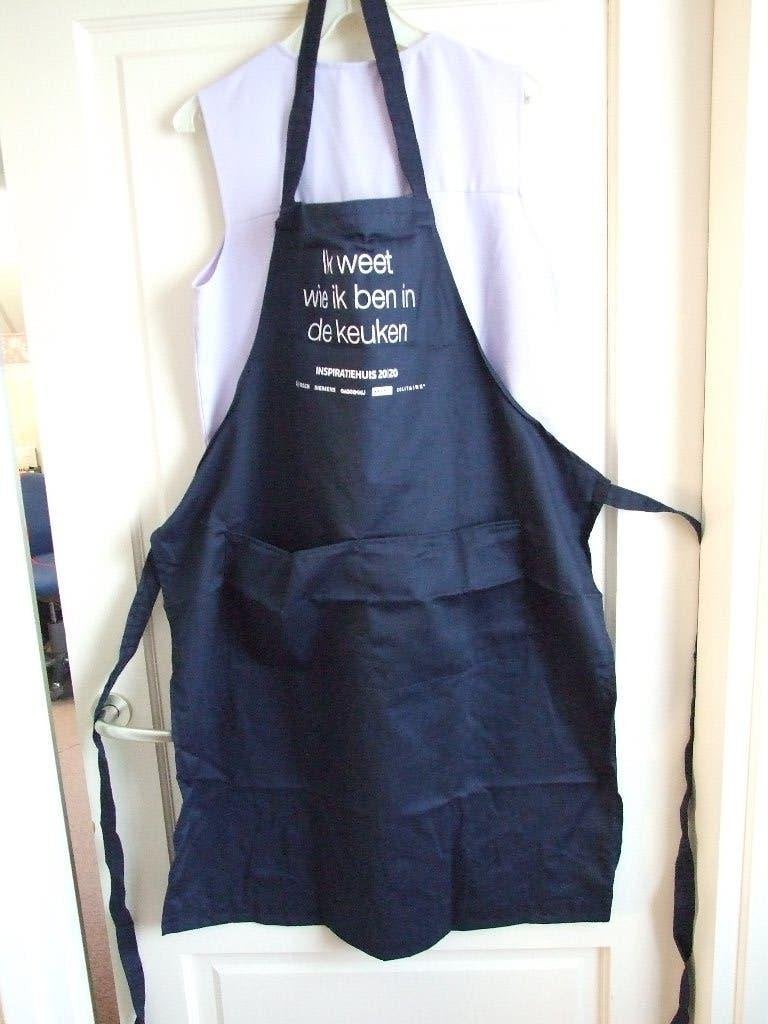 Nieuwe donkerblauwe keukenschort met tekst, Wasbaar, Blauw, Nieuw, Ophalen of Verzenden
