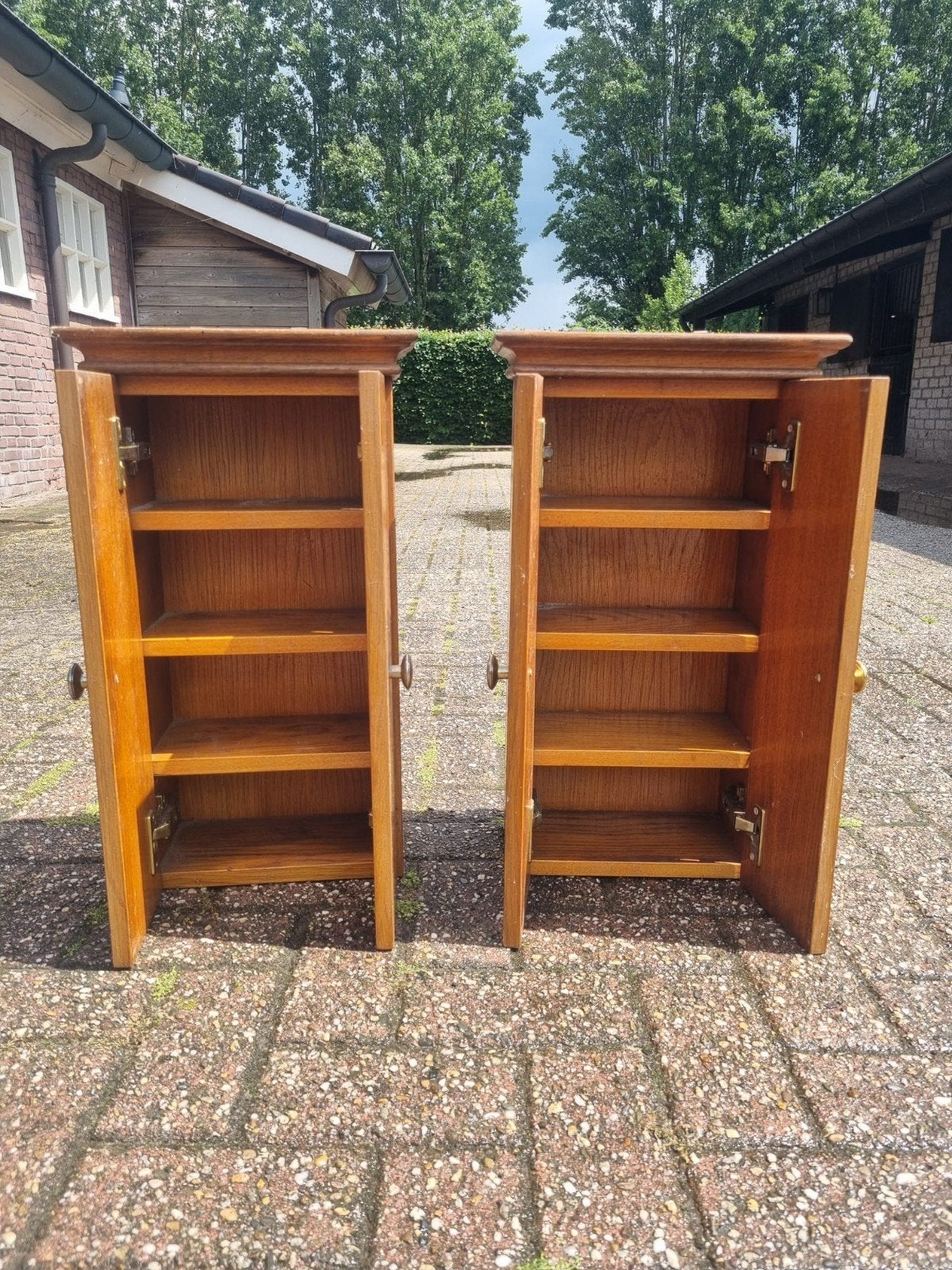 Twee houten wandkastjes / medicijnkastjes, Ophalen