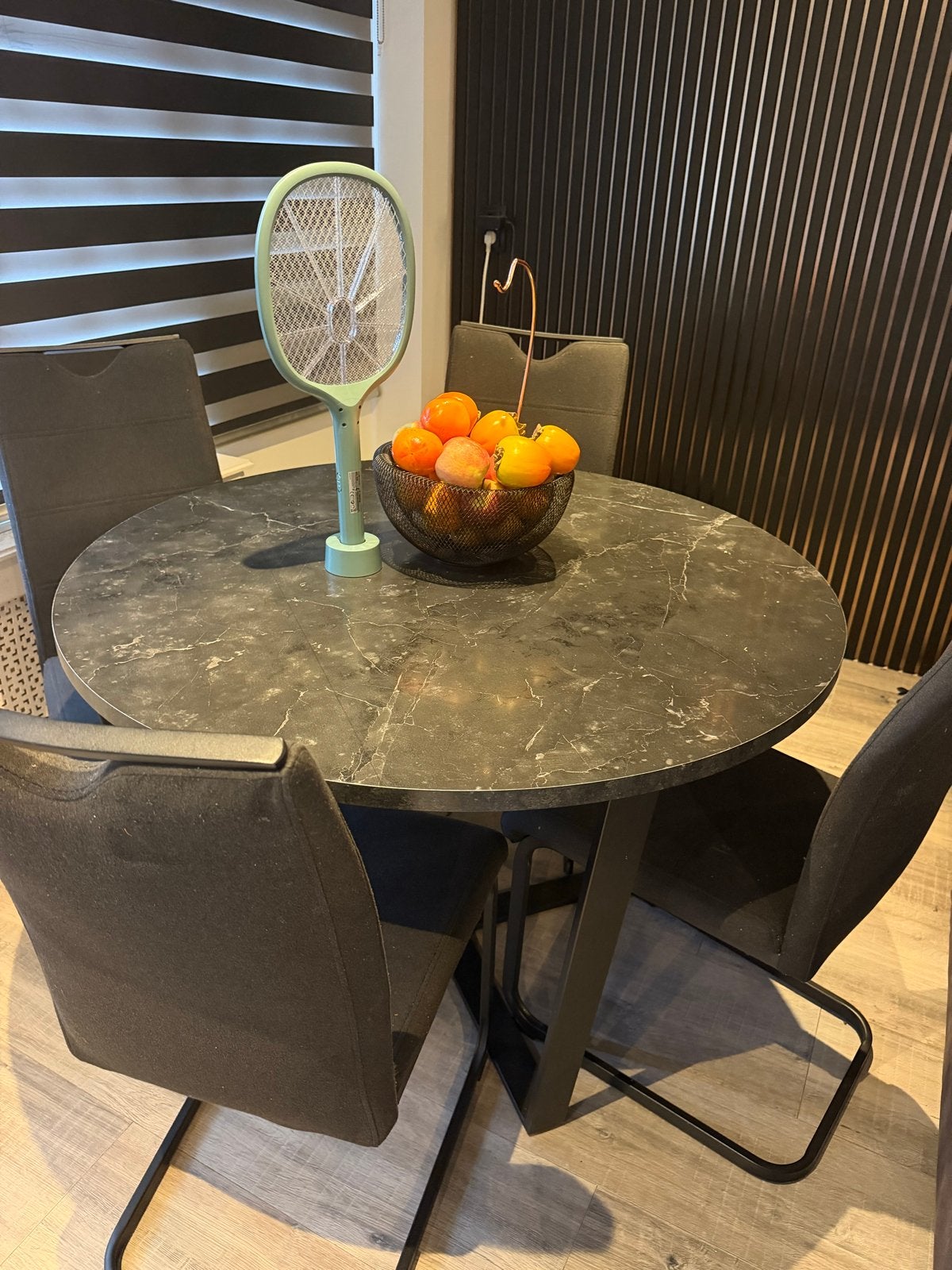 Moderne eettafel met 4 stoelen - Zwart marmerlook, Ophalen, Gebruikt, 100 tot 150 cm, Rond