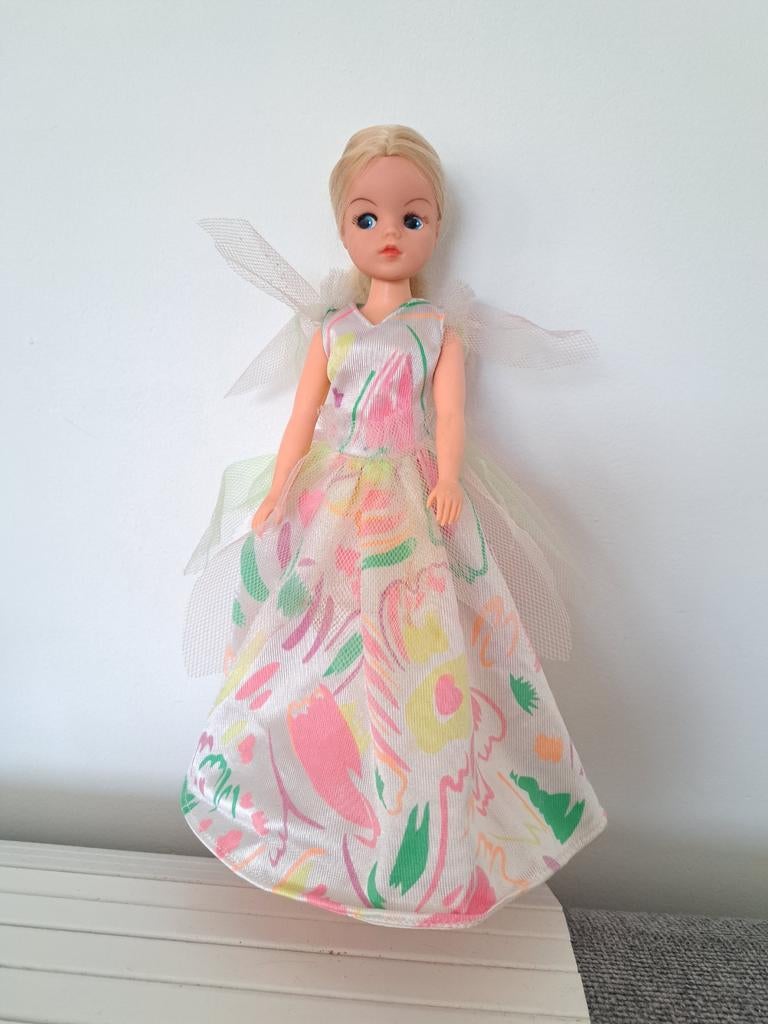 Fleurige jurk voor sindy barbie fleur excl pop, Ophalen of Verzenden, Gebruikt, Kleertjes