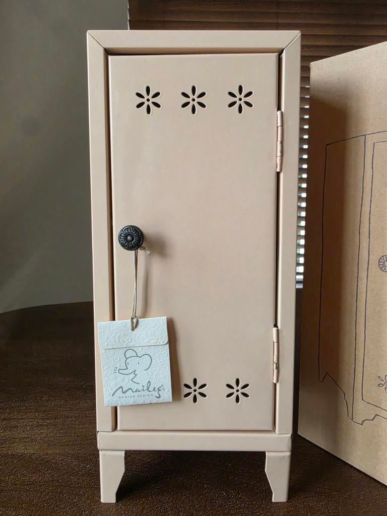 Maileg Locker met 3 hangers nieuw in doos, Kinderen en Baby's, Speelgoed | Poppenhuizen, Ophalen of Verzenden, Nieuw, Toebehoren