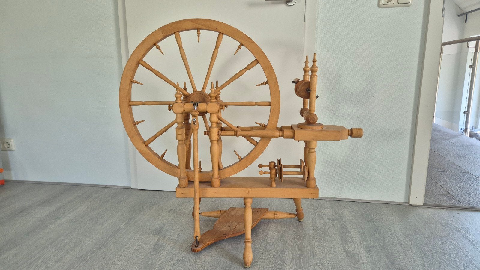 Handgemaakt Noors spinnewiel, Hobby en Vrije tijd, Spinnewielen en Spinnen, Ophalen, Zo goed als nieuw, Spinnewiel