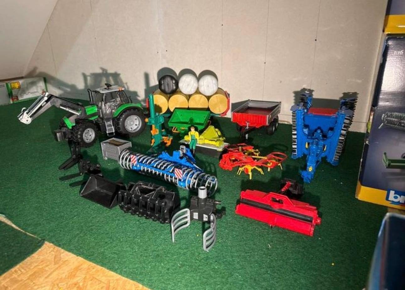 Bruder speelgoed set: tractor met diverse landbouwmachines, Ophalen, Zo goed als nieuw