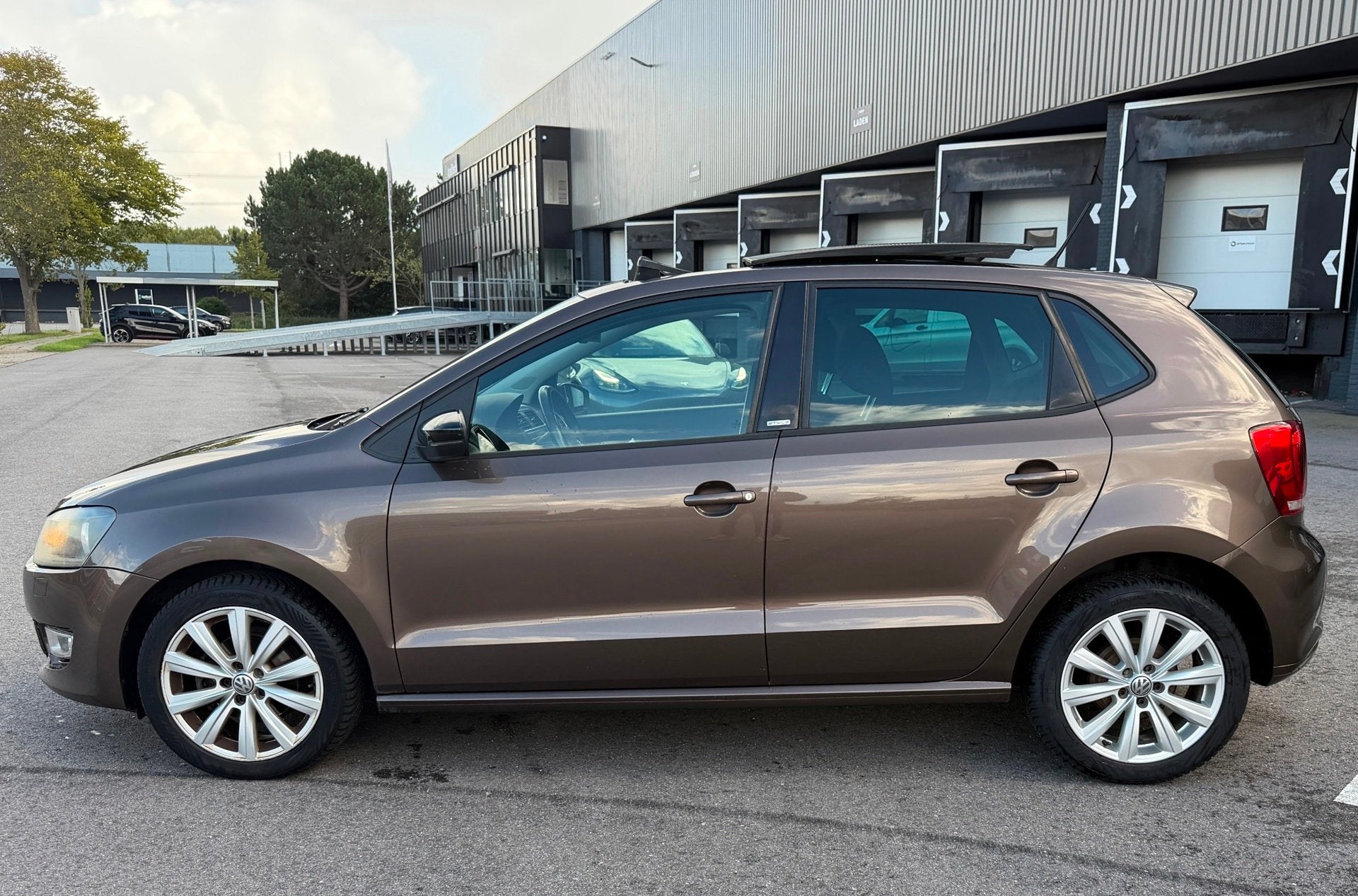 Volkswagen Polo 1.2-12V Style DEALERONDERHOUDEN/PANO/CARPLAY, Auto's, Voorwielaandrijving, Euro 5, Zwart, Bruin