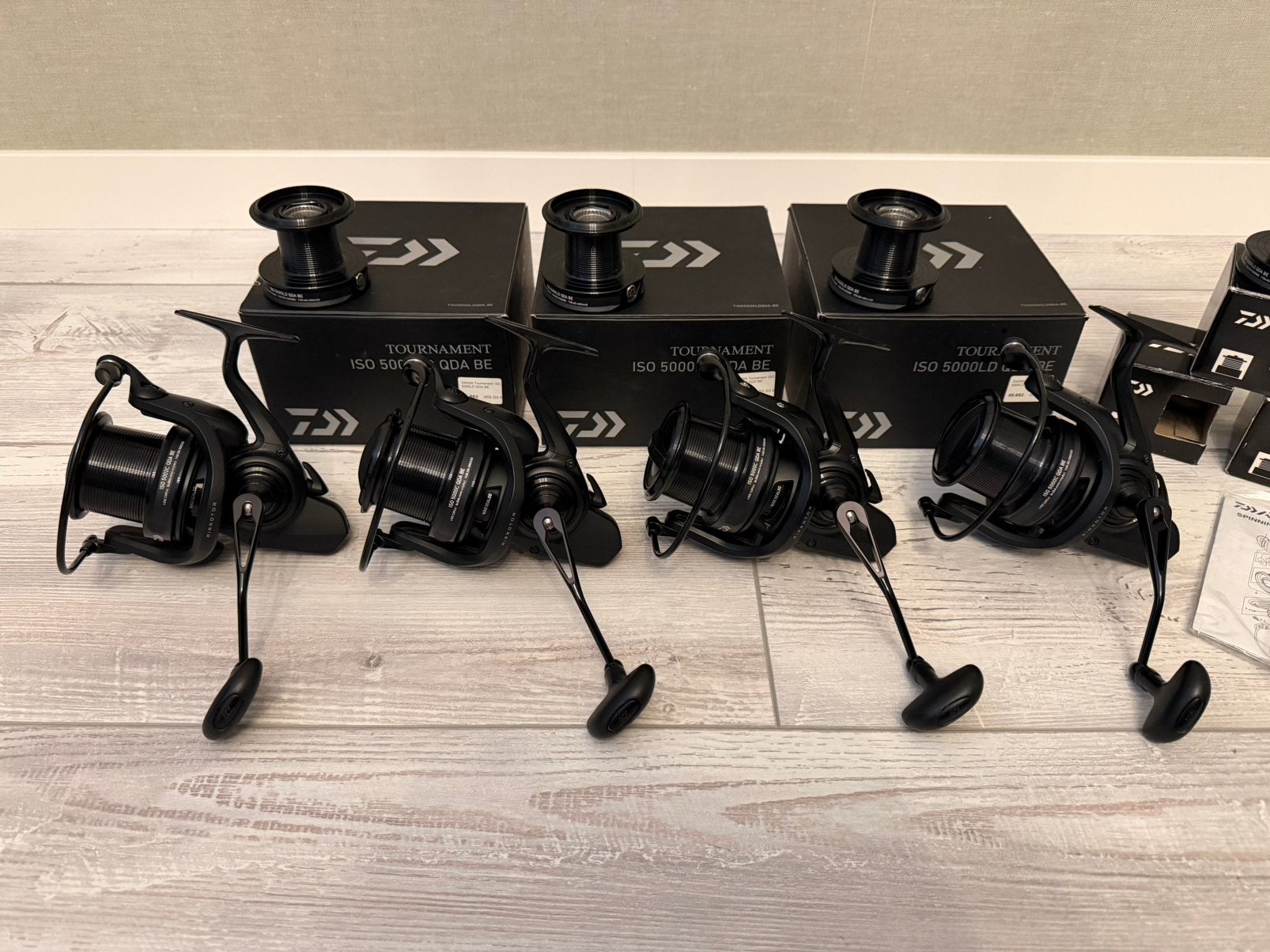 4 x Daiwa Tournament ISO 5000LD QDA BE incl spoelen ZGAN, Ophalen of Verzenden, Zo goed als nieuw, Complete set