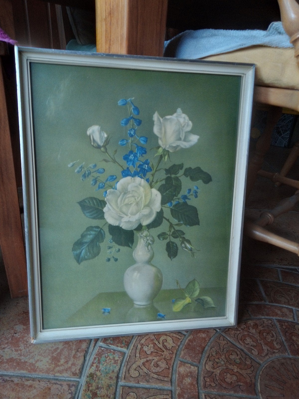 Vintage Schilderij: Witte Rozen en Blauwe Bloemen in Vaas, Bloemen, Doek, Ophalen of Verzenden, Olieverf