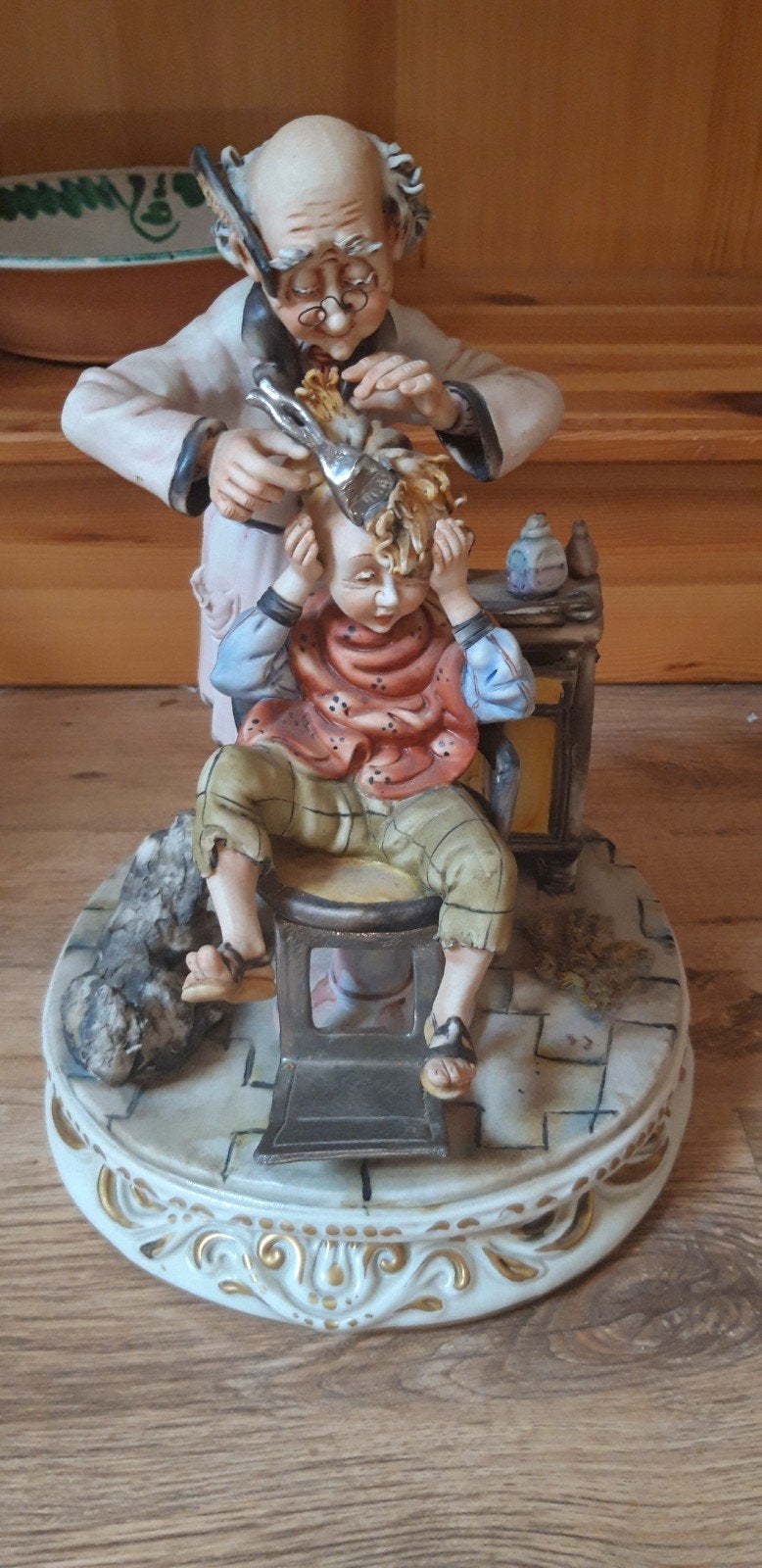 Capodimonte beeld kapper jongetje, Verzamelen, Beelden en Beeldjes, Ophalen, Zo goed als nieuw, Mens