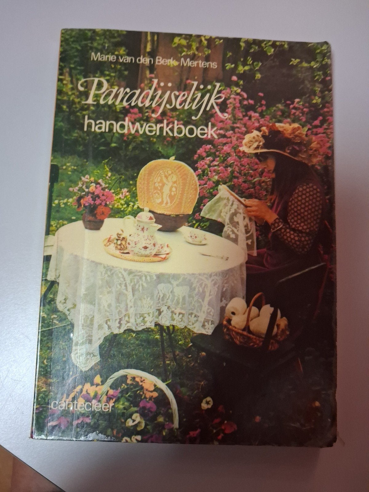 Paradijselijk handwerkboek - Marie van den Berk-Mertens, Ophalen of Verzenden, Gelezen, Borduren en Naaien, Marie van den Berk-Mertens