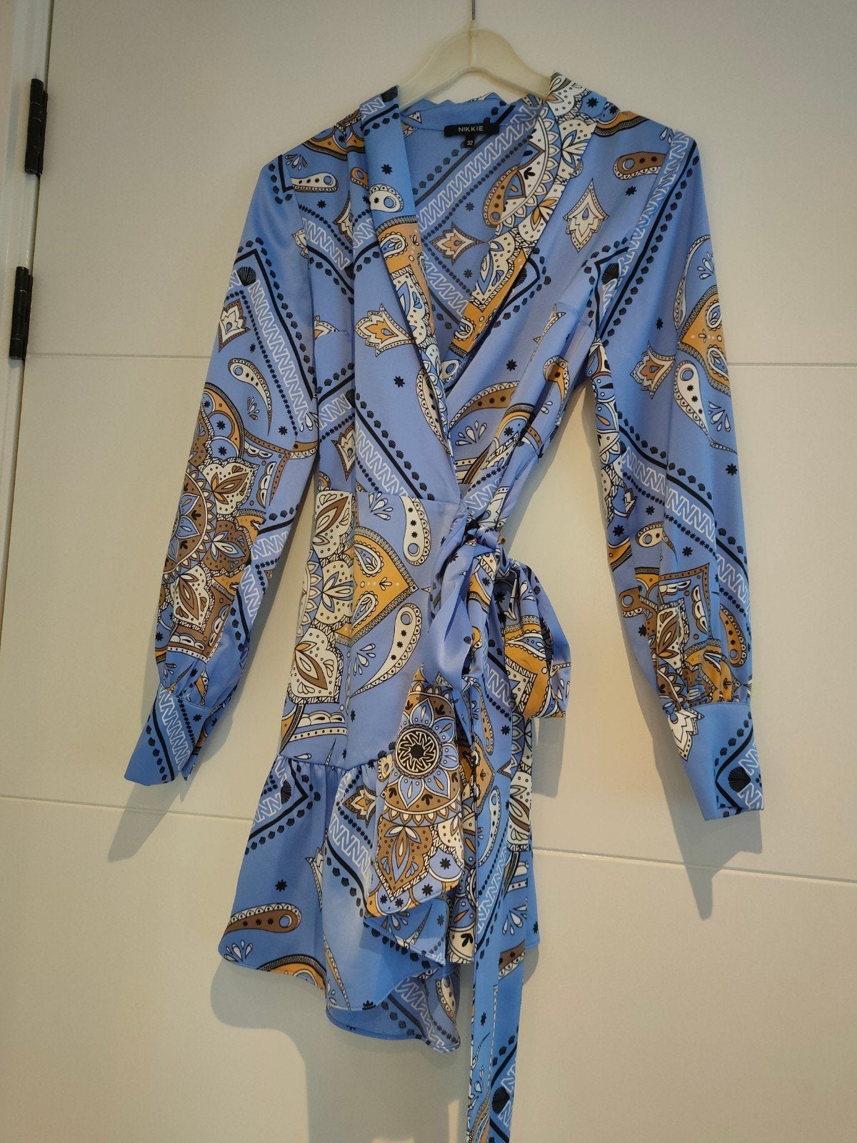 Blauwe jurk met print Nikkie, Blauw, Nieuw, Ophalen of Verzenden, Nikkie