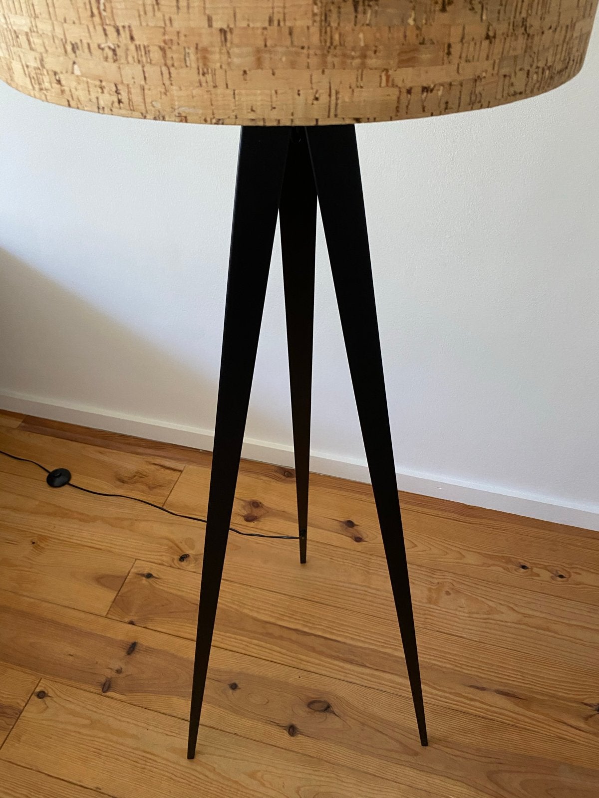 Zuiver Staande Lamp met Kurken Kap en Zwart Metalen Driepoot, Ophalen, Gebruikt, Metaal, 150 tot 200 cm