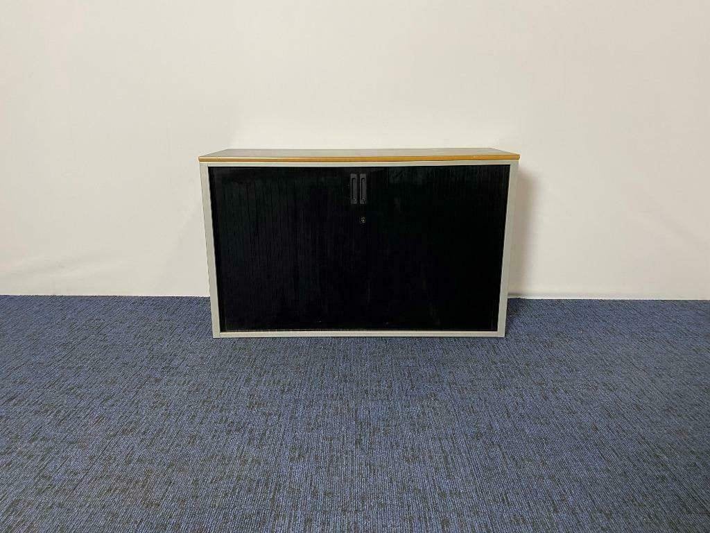 Roldeurkast Kembo, zwart/aluminium, H 74 x B 120 x D 47 cm.
