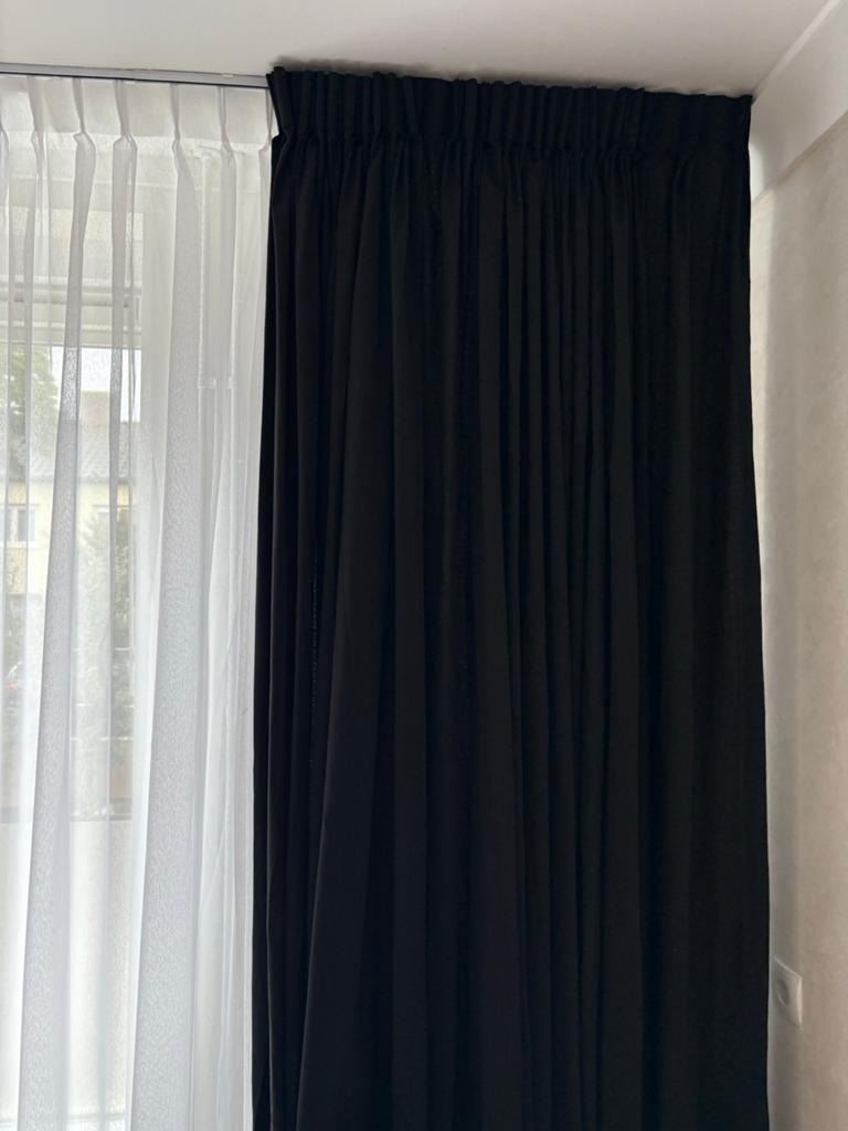 Zwarte gordijnen (Leenbakker) - 2 ramen, z.g.a.n., Ophalen of Verzenden, Zo goed als nieuw, Zwart, 200 cm of meer