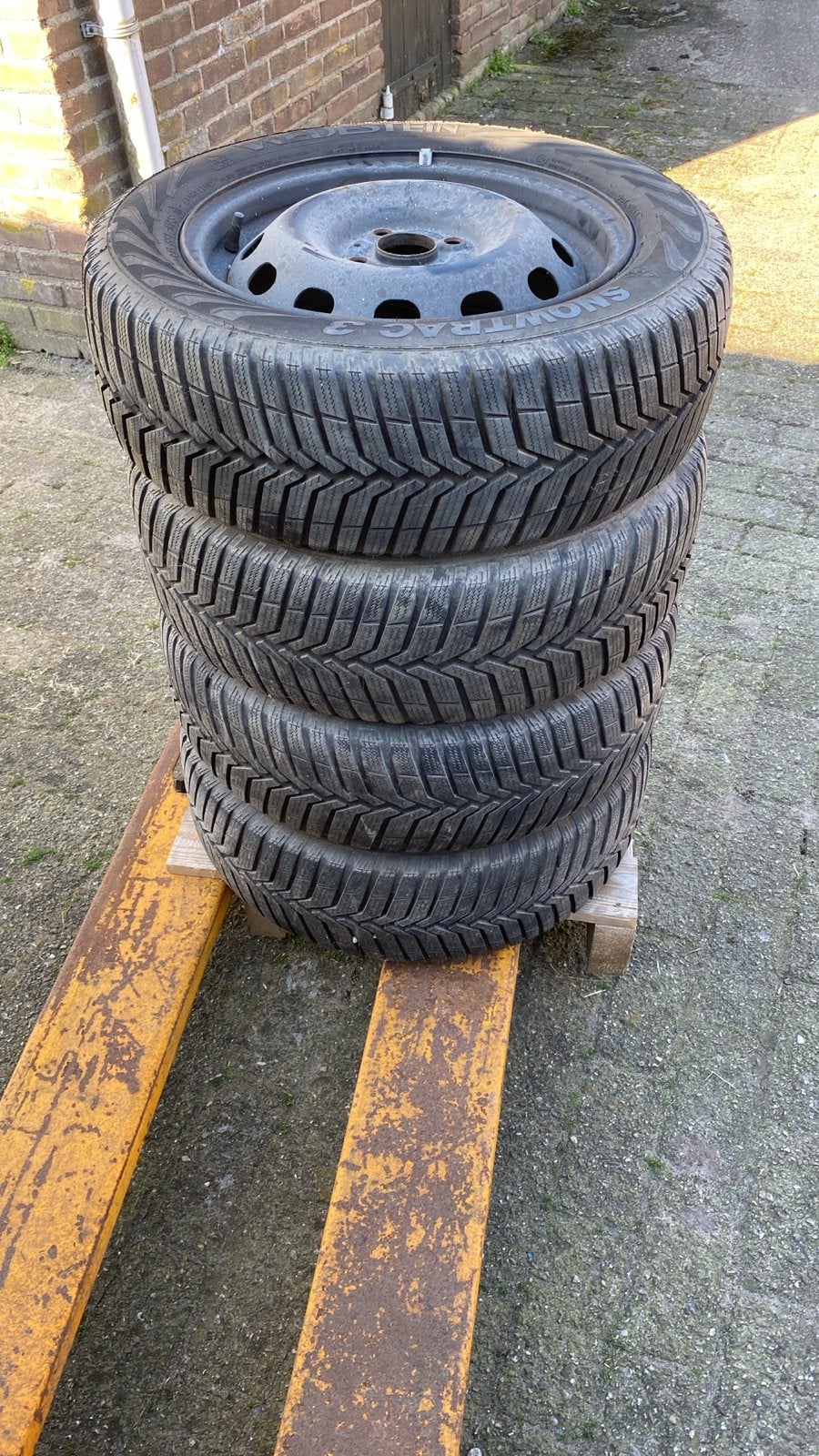 Winterbanden op velg - 2 verschillende maten totaal 8 stuks, Auto-onderdelen, Ophalen, Gebruikt, 15 inch, Banden en Velgen