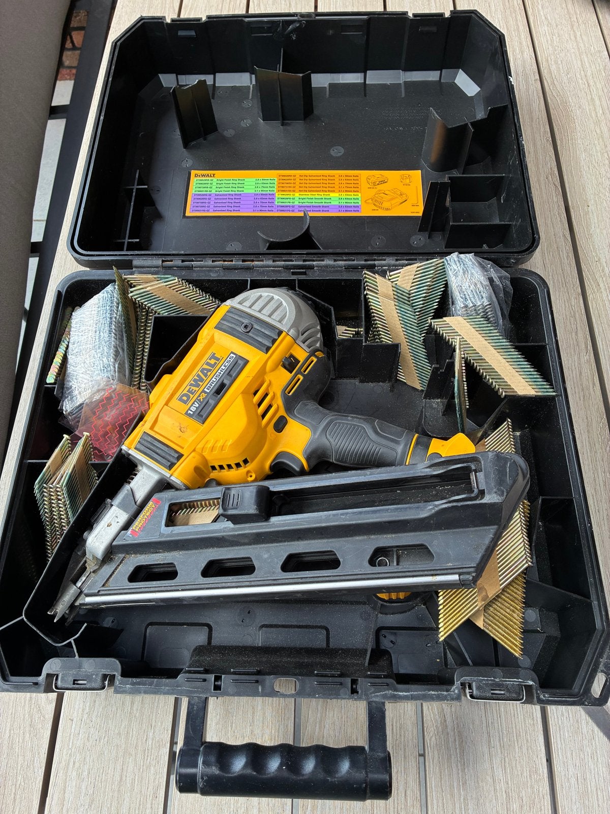 DeWalt DCN690 18V XR Brushless Spijkerpistool met nagels, Ophalen, Zo goed als nieuw, Tacker/nietmachine, DeWalt