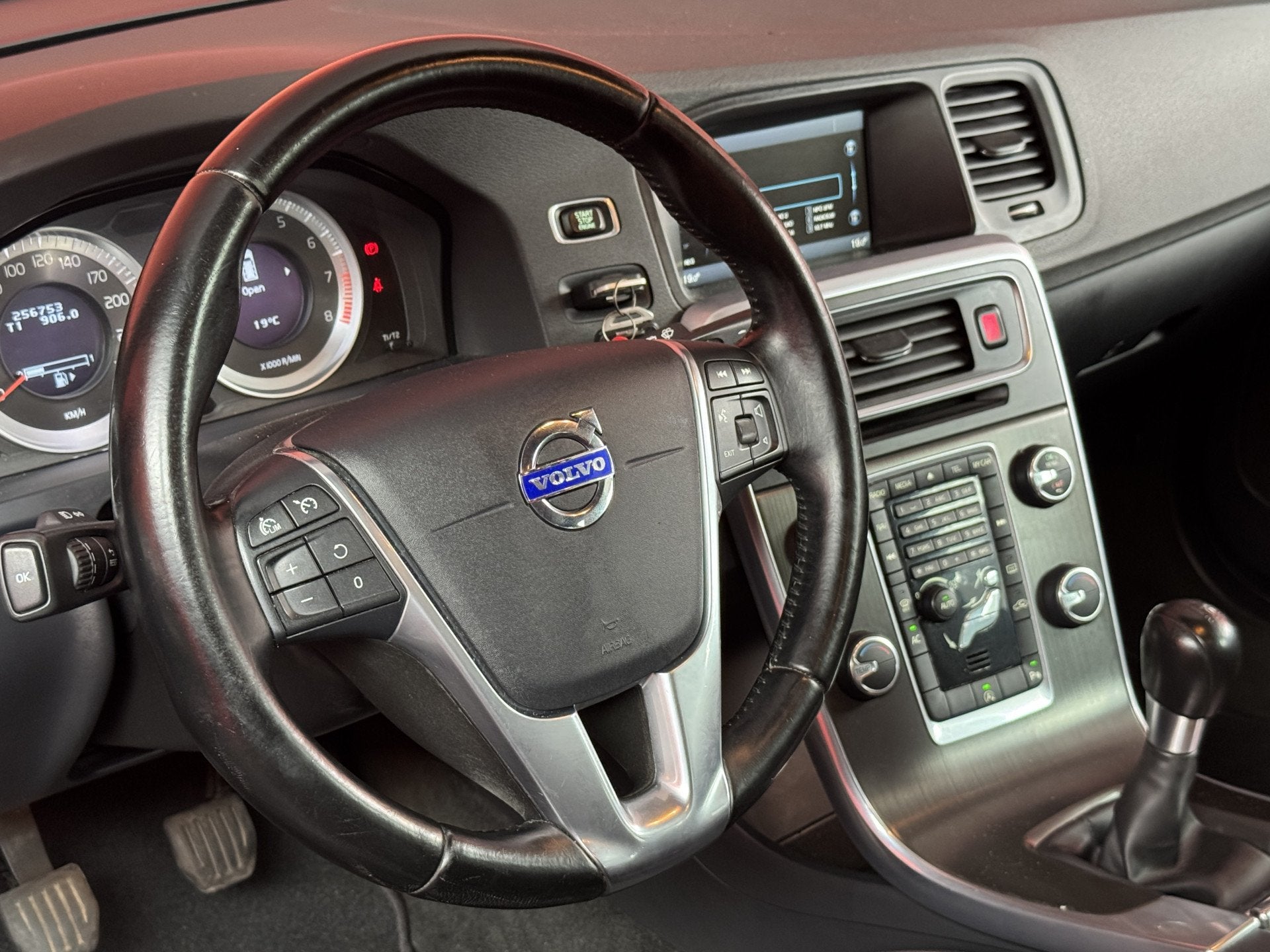 Volvo V60 1.6 T3 Momentum | Trekhaak | Clima | Navi, Voorwielaandrijving, Gebruikt, Zwart, 4 cilinders