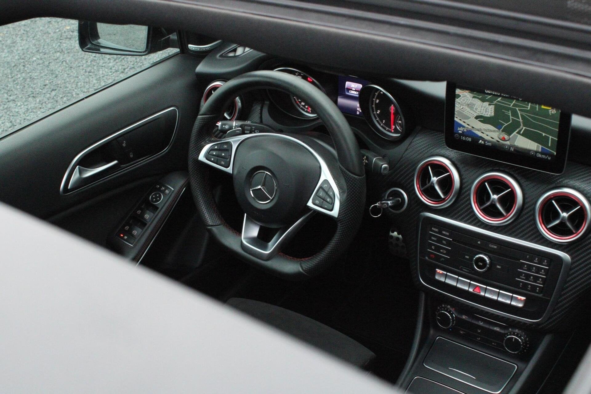 Mercedes A180 AMG Night Edition Harman Kardon Pano Carplay S, Auto's, Gebruikt, 4 cilinders, Blauw, Parkeerassistent