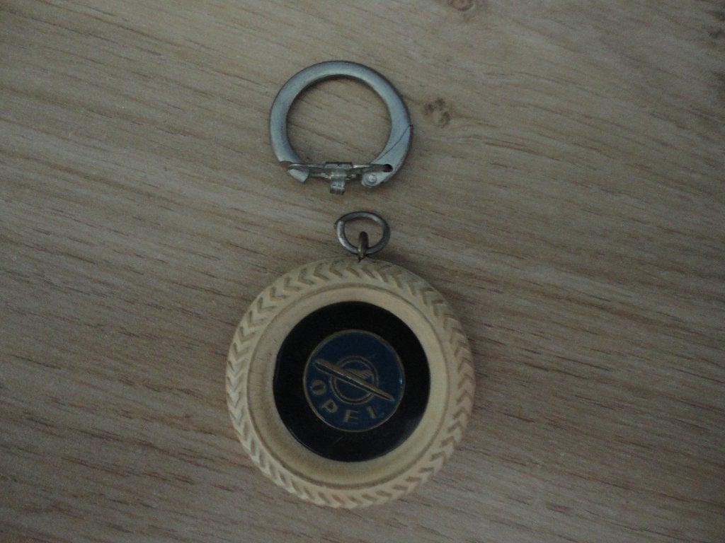 Vintage Opel sleutelhanger - Houten design, Verzamelen, Sleutelhangers, Ophalen of Verzenden, Gebruikt, Transport