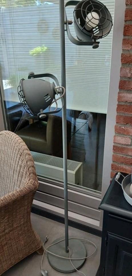 Industriële staande lamp in mat grijze kleur., Ophalen, Zo goed als nieuw, Metaal, 150 tot 200 cm