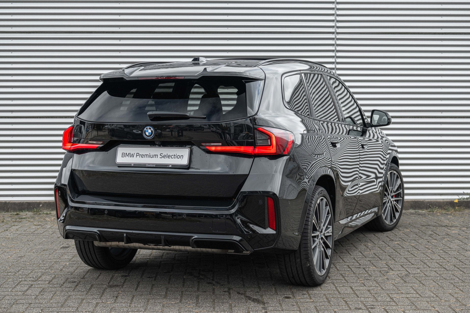 BMW X1 xDrive25e M Sport Automaat / Panoramadak / Trekhaak /, Auto's, Dealer onderhouden, Adaptive Cruise Control, Zwart, Bedrijf