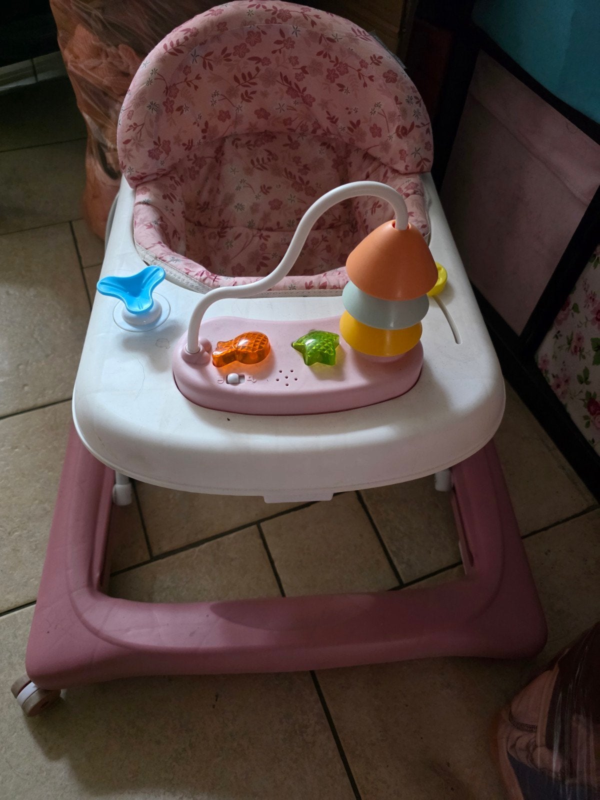 Roze Baby Loopstoel met Speelgoed en muziek., Ophalen of Verzenden, Zo goed als nieuw