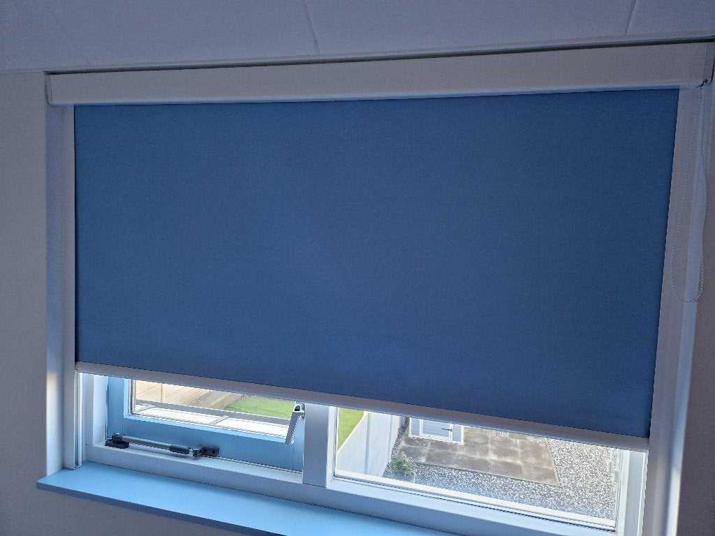 2 Verduisterende Rolgordijnen met cassettes MOET SNEL WEG!, Ophalen, Koordbediening, Blauw, 151 cm
