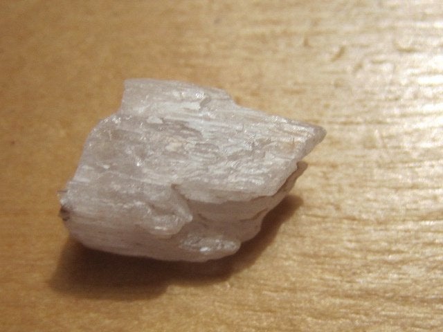 min. 2x ruwe edelsteen HIDDENIET (4), Verzenden, Mineraal