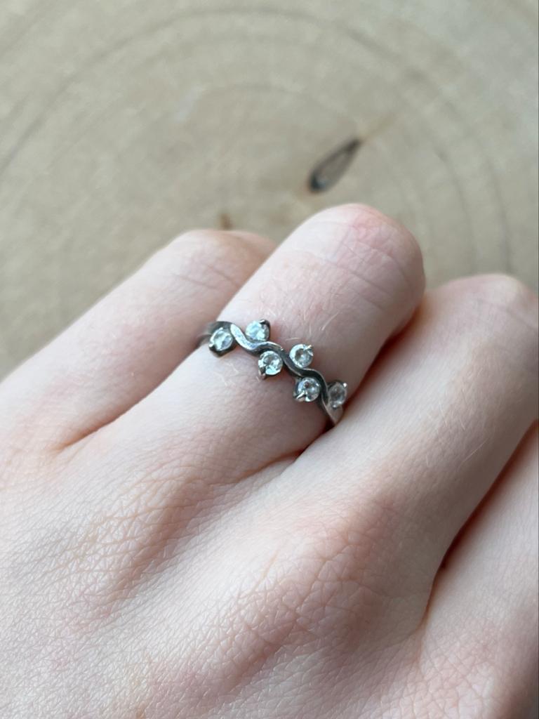 Zilveren ring S925 met golvend design en steentjes, Met kristal, Gebruikt, Ophalen of Verzenden, Kleiner dan 17