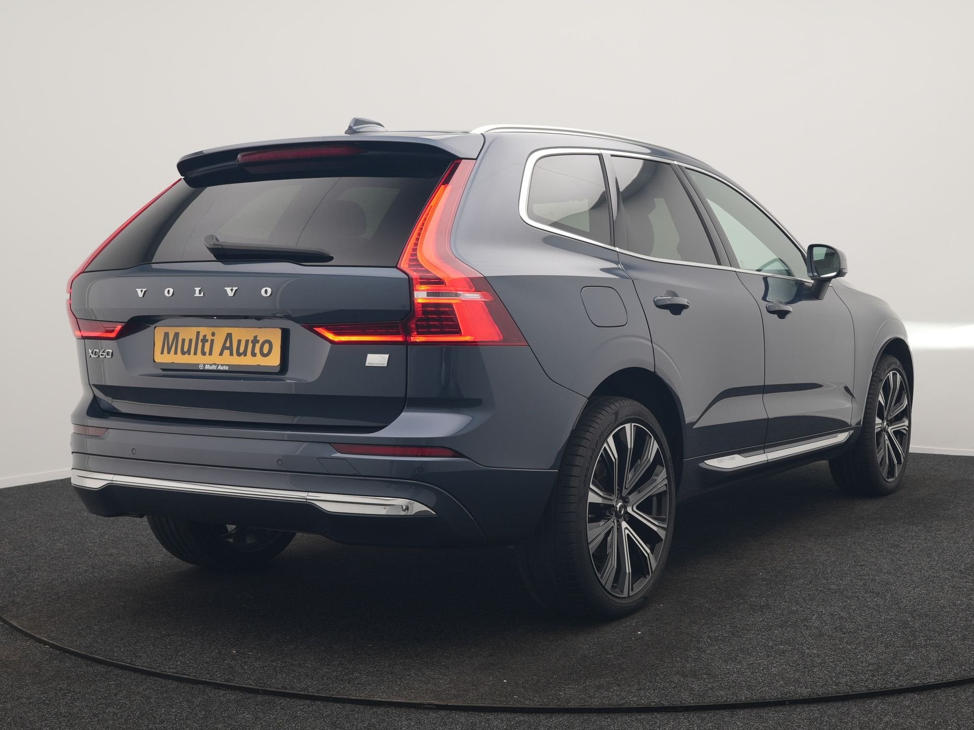 Volvo XC60 T6 AWD Plus Bright PHEV 350pk LONG RANGE Dealer O, Automaat, Stof, Gebruikt, 2063 kg