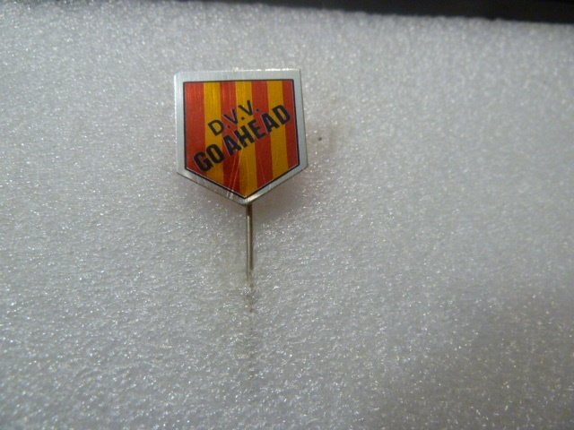 Vintage Speldje D.V.V. Go Ahead, Ophalen of Verzenden, Gebruikt, Sport, Speldje of Pin