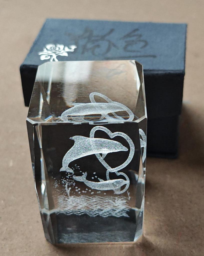Glazen dolfijn beeldje met 3D gravure, Ophalen, Zo goed als nieuw, Glas, Modern