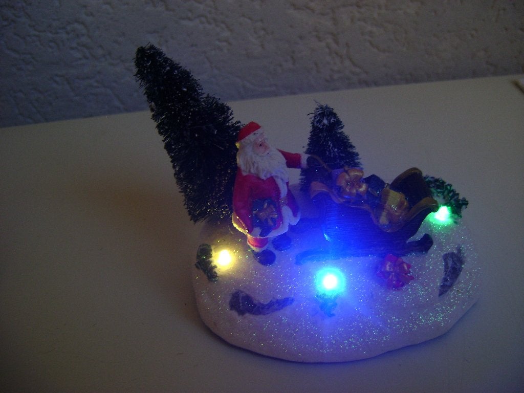 kerstman op arreslee met 2 bomen en verlichting, Ophalen of Verzenden, Zo goed als nieuw