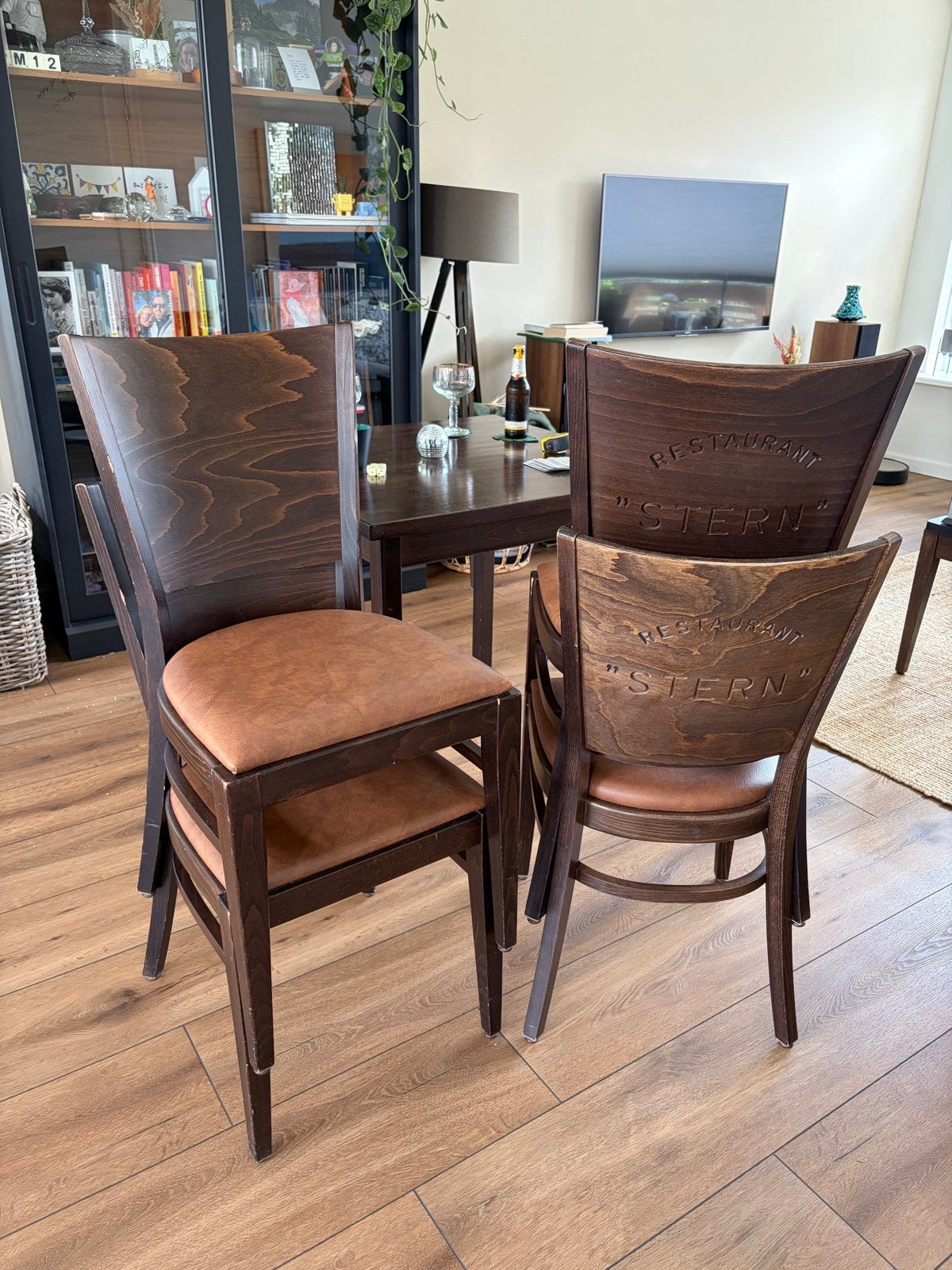 Vier sfeervolle massief houten donkerbruine stoelen, Ophalen, Gebruikt, Bruin, Sfeervol
