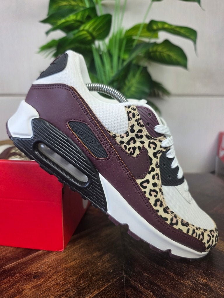 Nike Air Max 90 "Deep Burgundy Leopard" maat 44,5, Kleding | Dames, Schoenen, Bruin, Nike, Nieuw, Ophalen of Verzenden
