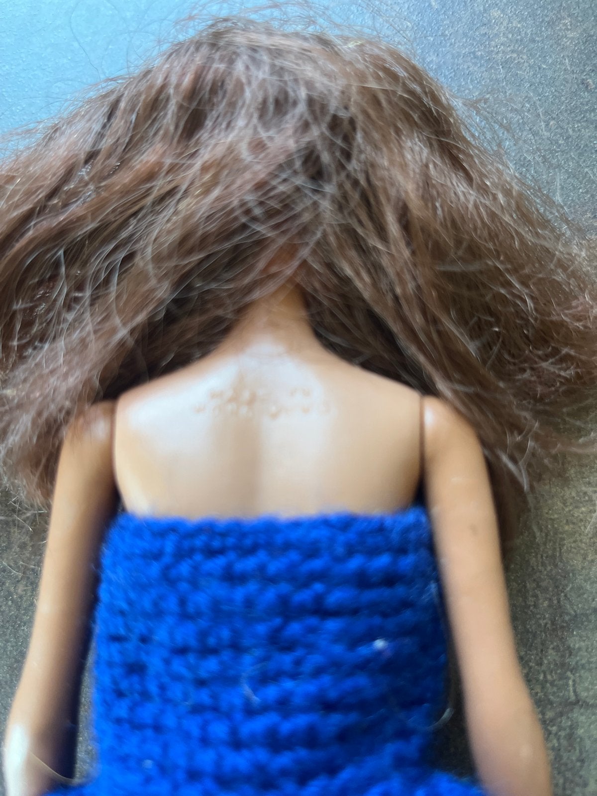 Barbiepop met bruin haar en blauwe gehaakte jurk, Ophalen of Verzenden, Gebruikt, Barbie