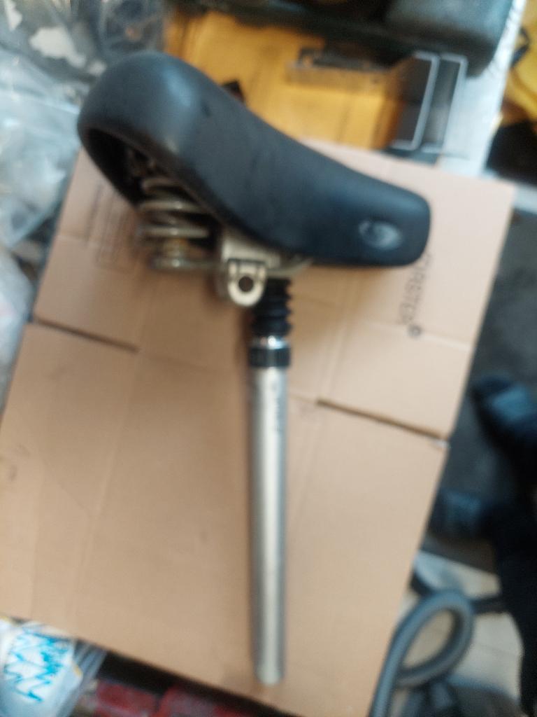 Fietszadel met verende zadelpen, Ophalen, Gebruikt, Zadel