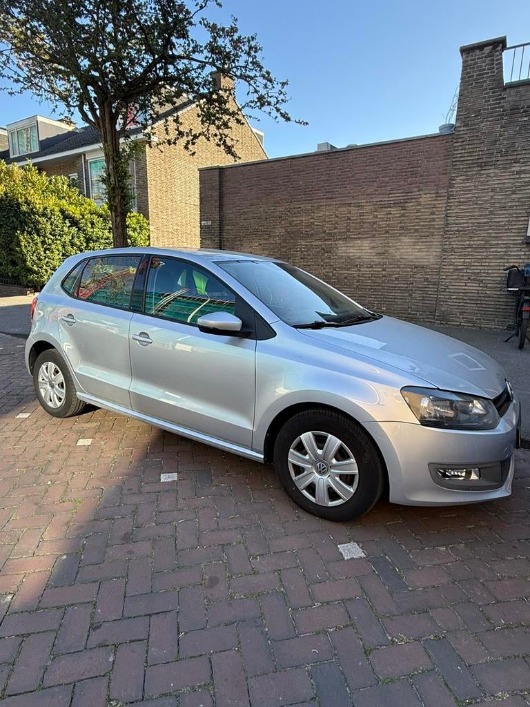 Volkswagen Polo 1.2 51KW 2011 Grijs, Auto's, Voorwielaandrijving, 967 kg, 40 €/maand, 1198 cc