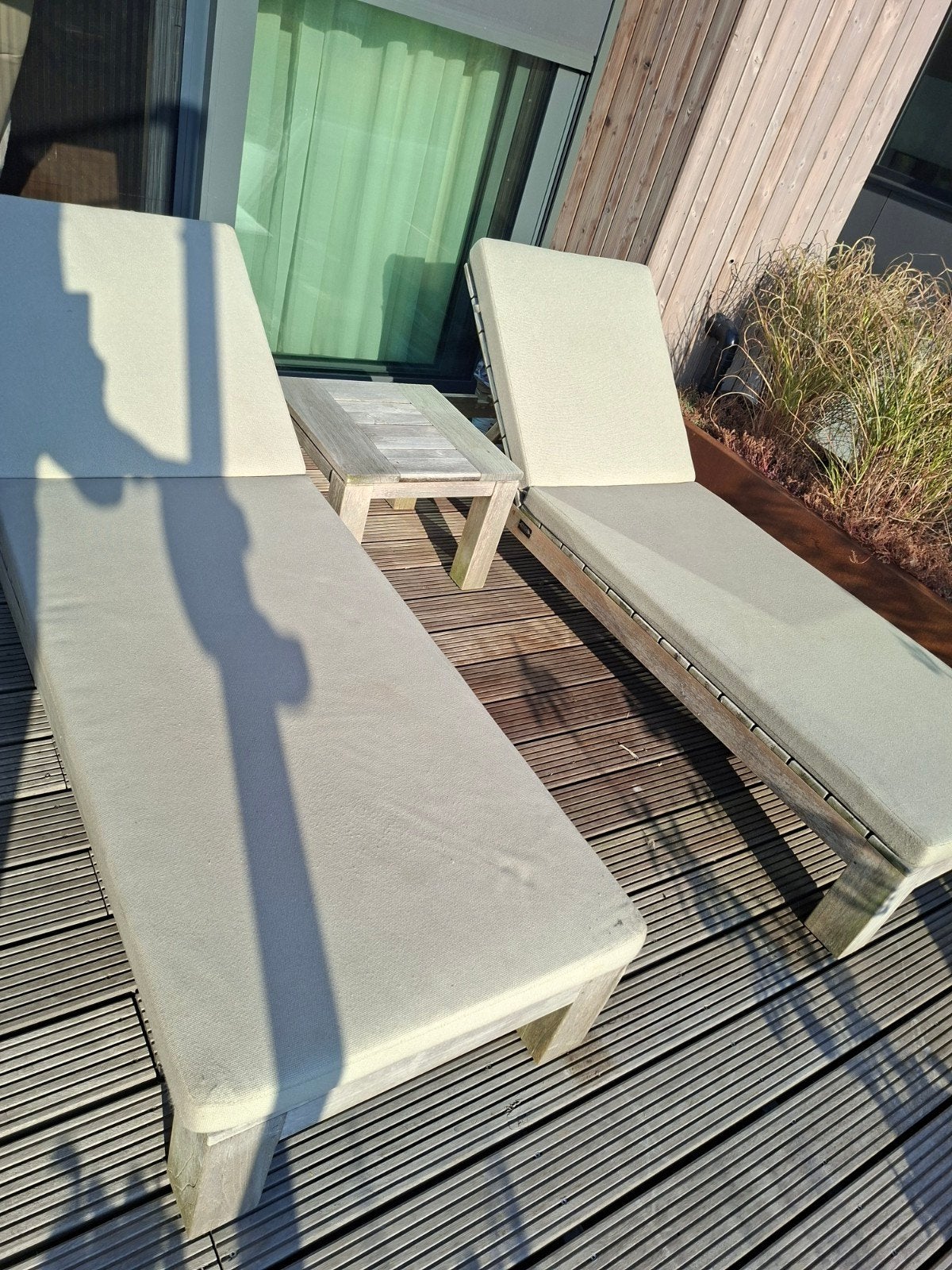 2 Teakhouten ligbedden met kussens en bijzettafel., Tuin en Terras, Ophalen, Gebruikt, Teakhout, Verstelbaar