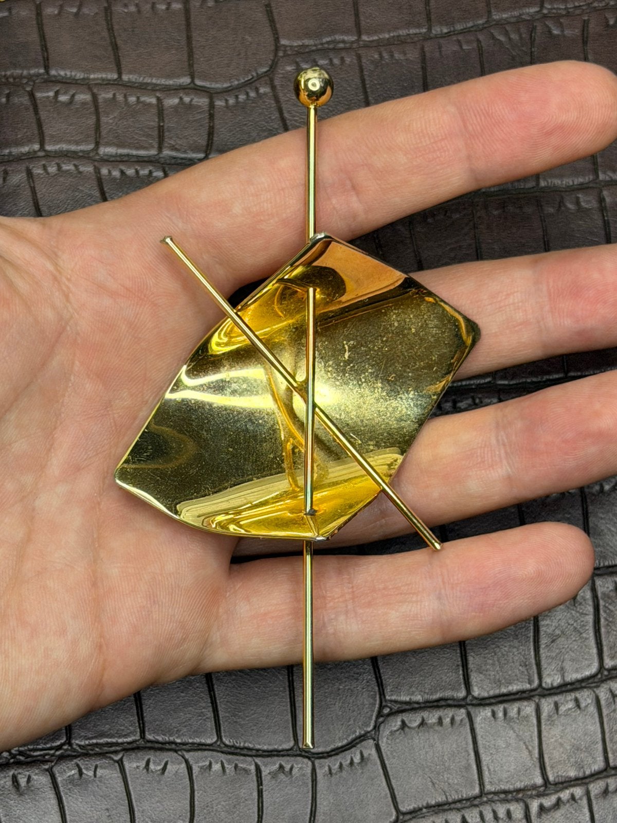 Prachtige vintage abstracte broche in groot formaat., Ophalen of Verzenden, Zo goed als nieuw, Goud, Overige materialen