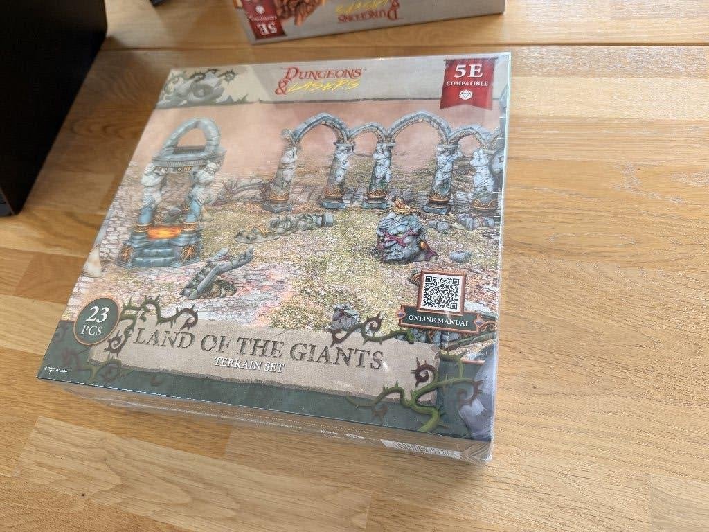 Dungeons & Lasers - Land of the Giants, Ophalen of Verzenden, Nieuw