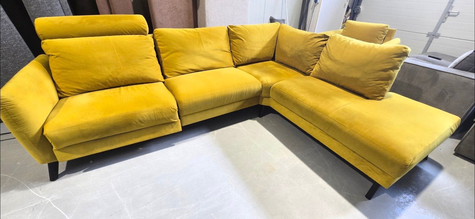 Okergele velvet hoekbank met elektrisch relaxdeel, Gebruikt, Pronto, Ophalen of Verzenden, Pronto