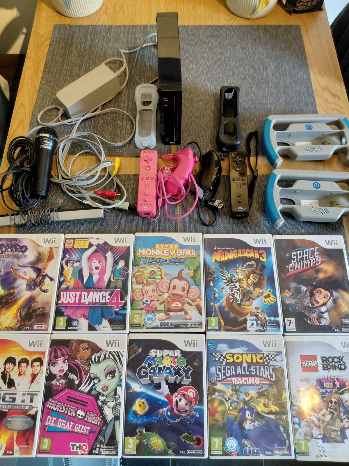 Wii Console Zwart met 2 controllers, 2 stuurtjes en 10 games, Ophalen, Gebruikt, Met 2 controllers, Met games
