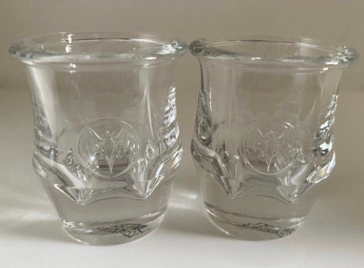 2 Bacardi shotglaasjes. Met Bacardi vleermuislogo.H. 5,5 cm., Ophalen of Verzenden, Zo goed als nieuw, Borrel- of Shotglas