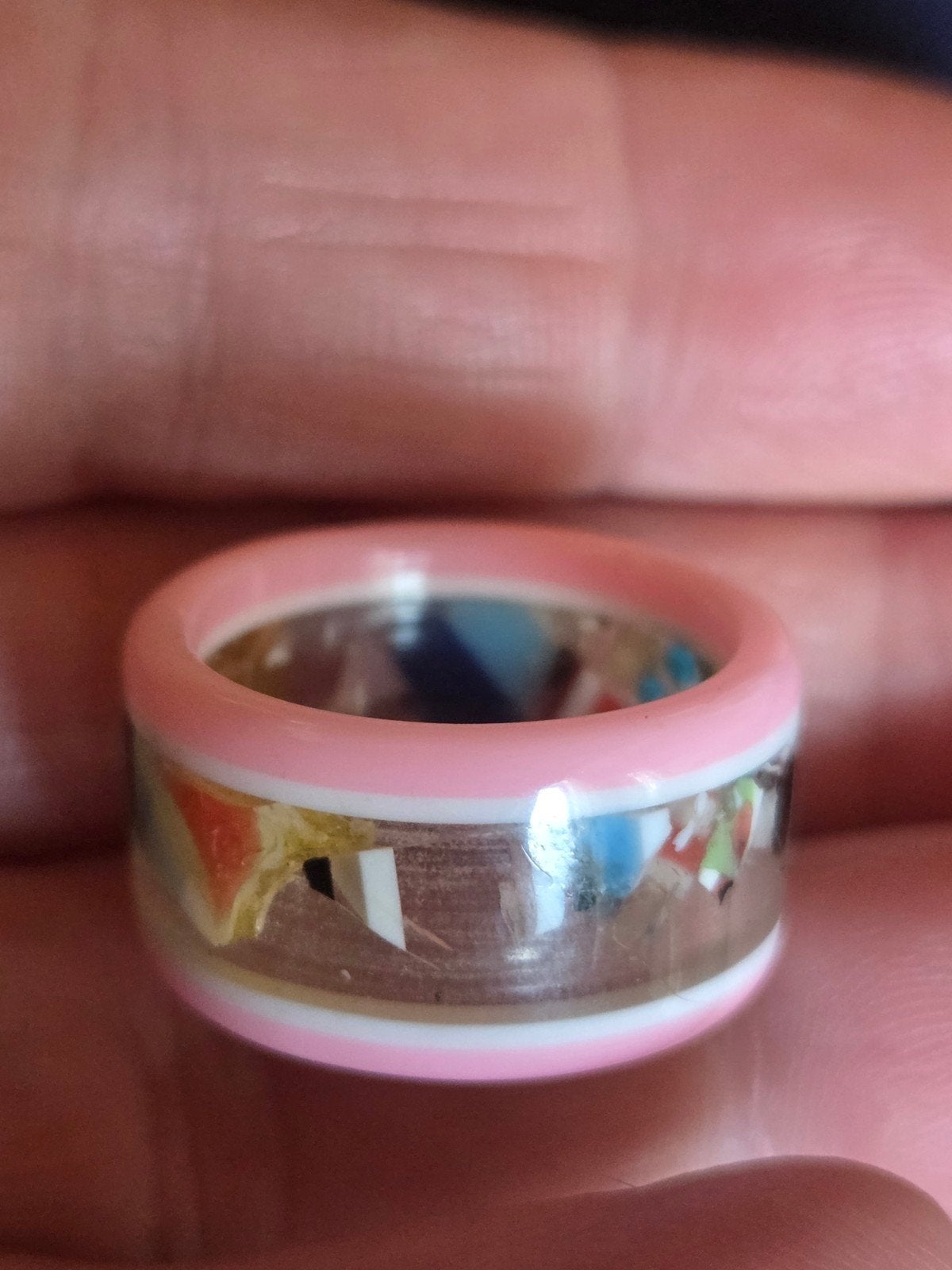 Unieke roze ring met kleurrijke details - Maat 18, Sieraden, Tassen en Uiterlijk, Ringen, 18 tot 19, Kunststof, Ophalen of Verzenden