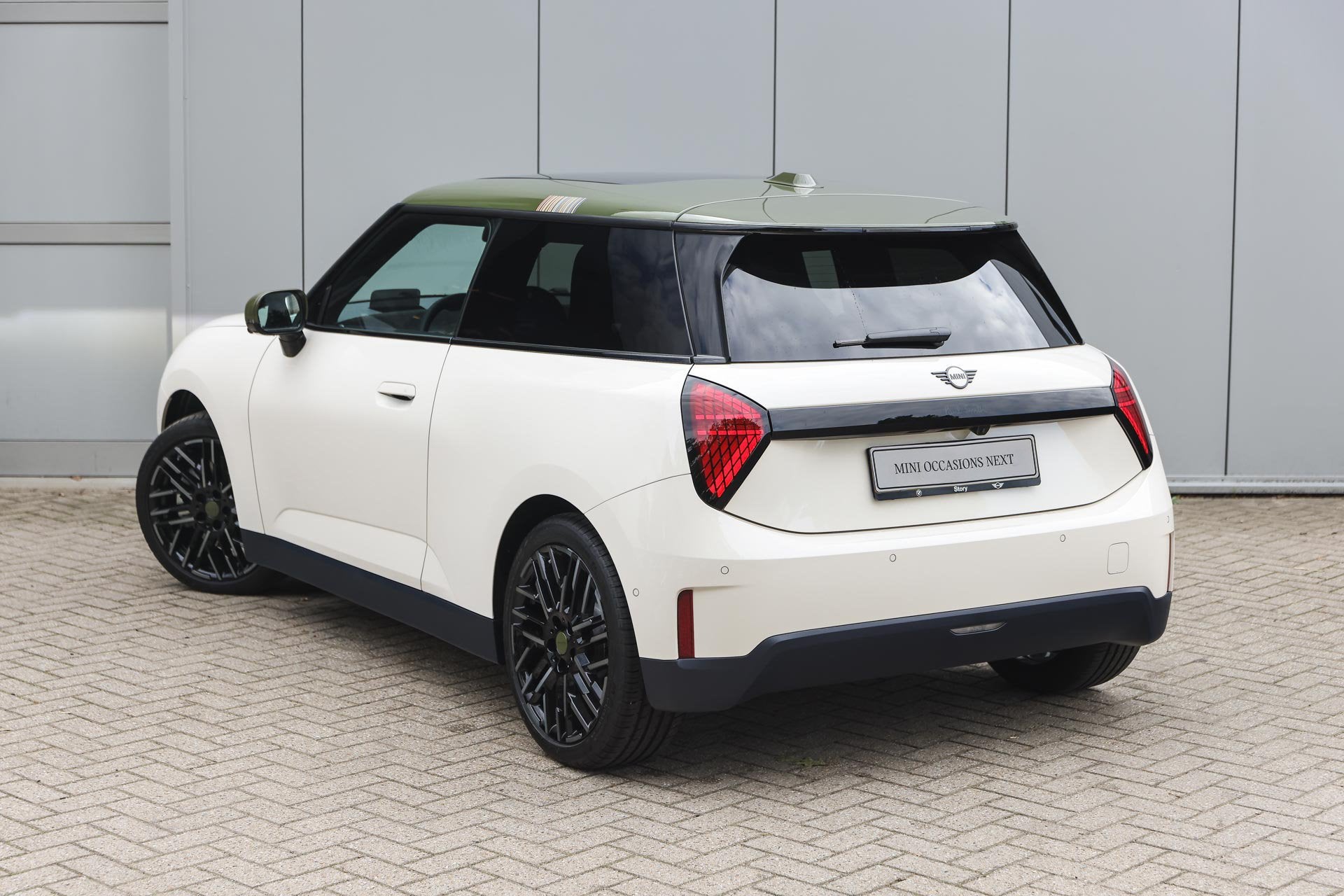 MINI Hatchback Cooper E / Panoramadak / JCW Sportstoelen / C, Auto's, Dealer onderhouden, Met garantie (alle), 4 stoelen, Leder en Stof