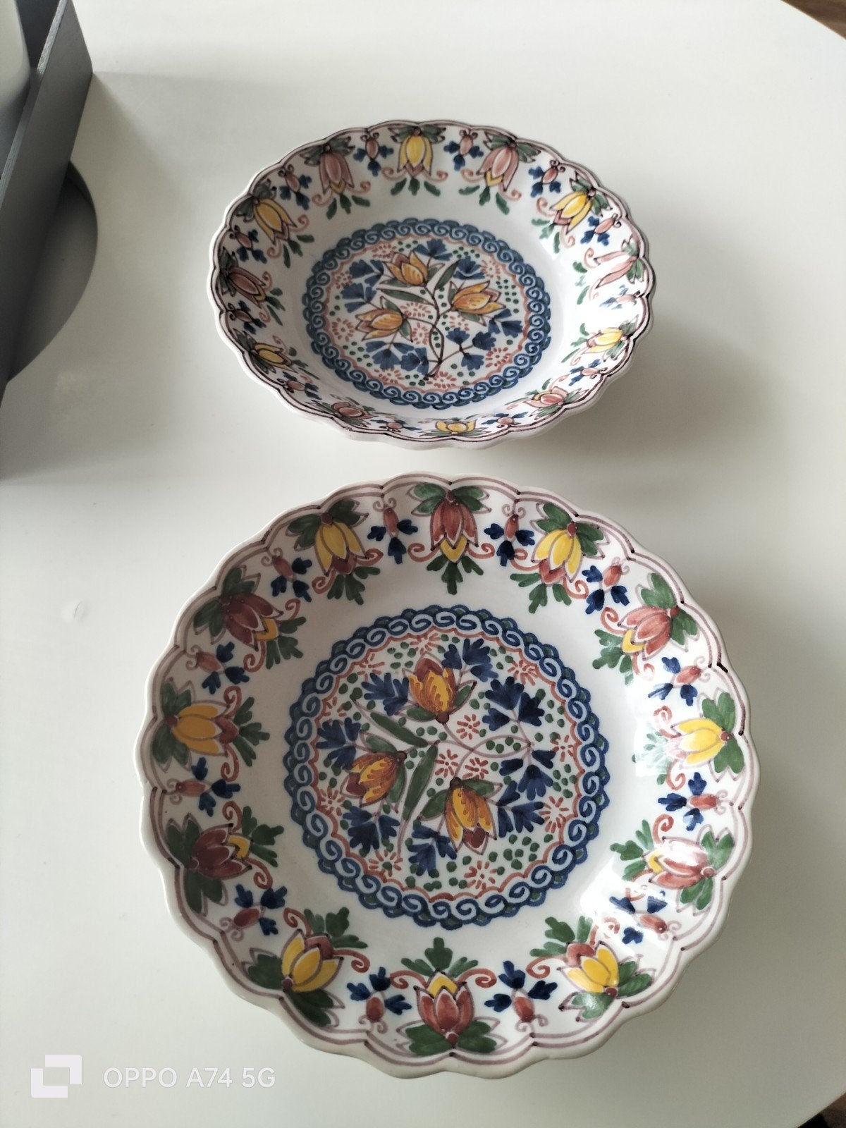 2 Makkum Tichelaar Handgeschilderde bordjes, Ophalen of Verzenden